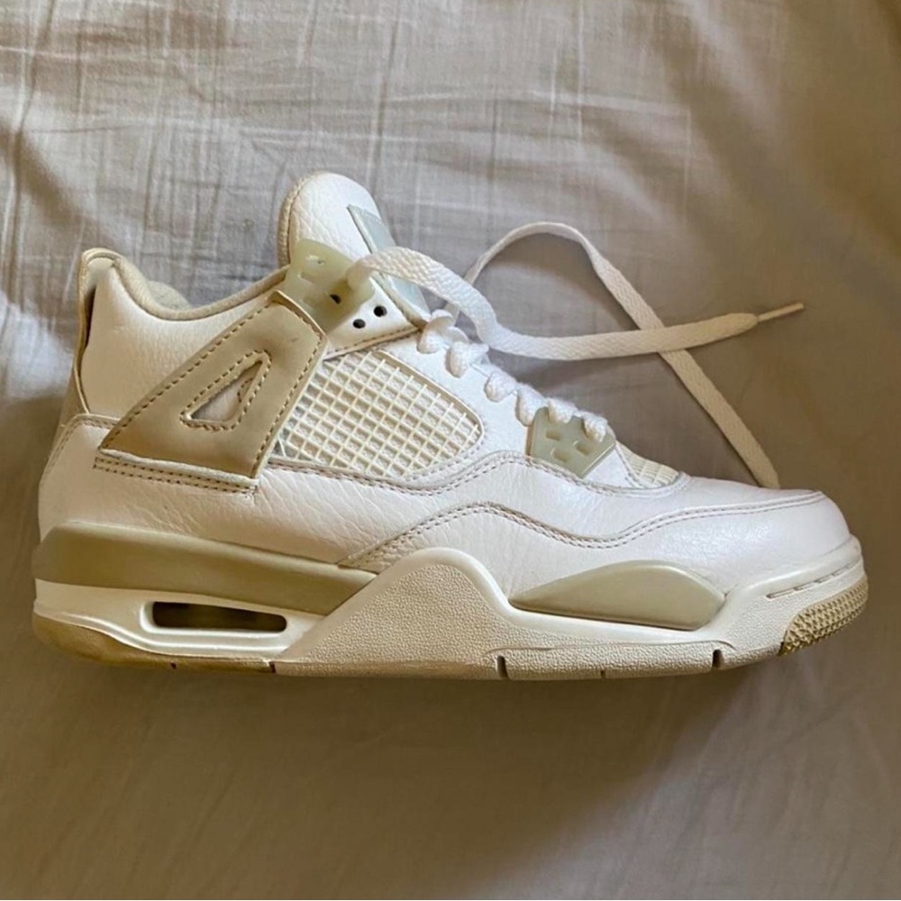 Air Jordan 4 Retro in color ‘Sand Linen’ - Authentic